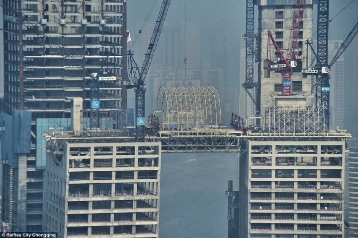 ZGÂRIE NORI ORIZONTAL. Chinezii construiesc un coridor enorm deasupra unui bloc de 60 de etaje. Cât va costa proiectul (FOTO)