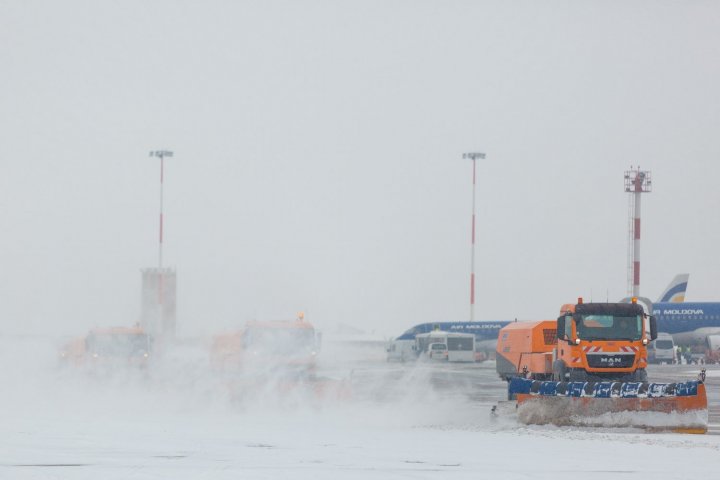 Aeroportul Internațional Chișinău face față cu succes ninsorilor abundente