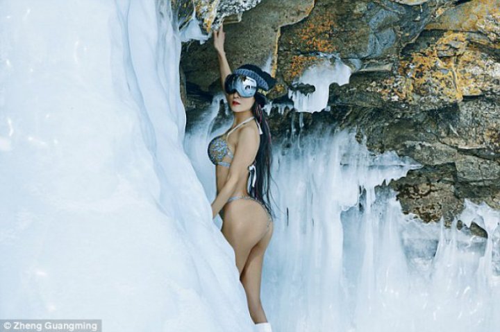 IMAGINI CARE ÎŢI TAIE RESPIRAŢIA!! Cum arată bomba sexy de 50 de ani care s-a dezbrăcat în Siberia la minus 40 de grade