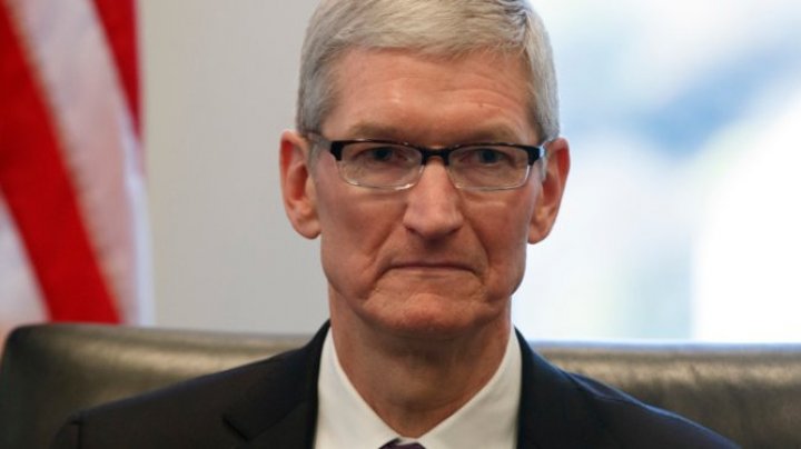 Facebook criticat dur de către şeful Apple după scandalul Cambridge Analytica. Tim Cook cere reglementarea colectării de date