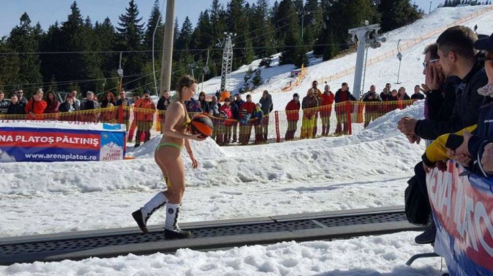 Bikini Race pe pârtie. Nouă fete aproape dezbrăcate au făcut senzaţie la Sibiu