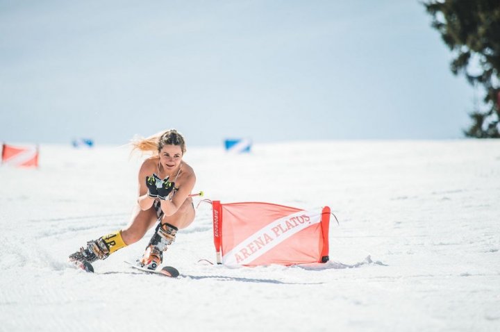 Bikini Race pe pârtie. Nouă fete aproape dezbrăcate au făcut senzaţie la Sibiu