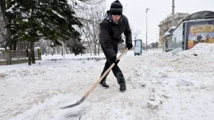 Echilibristică pe trotuarele necurățate din București. Aproape 2.000 de apeluri la ambulanţă, în ultimele 30 de ore (VIDEO)