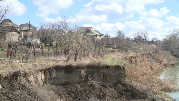 PERICOL LA LEOVA! 12 gospodării riscă să se prăbuşească din cauza alunecărilor de teren