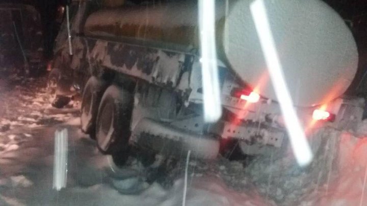 Un camion încărcat cu combustibil a ajuns în şanţ pe traseul Chişinău-Bălţi. Geniștii Armatei Naționale au sărit în ajutor (FOTO)