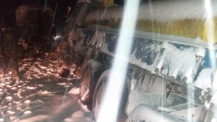 Un camion încărcat cu combustibil a ajuns în şanţ pe traseul Chişinău-Bălţi. Geniștii Armatei Naționale au sărit în ajutor (FOTO)