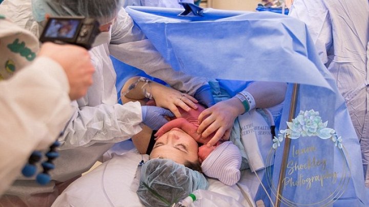 REACŢIA FABULOASĂ a unui bebeluş care a venit pe lume, după un travaliu chinuitor de patru zile. Medicii, UIMIŢI (FOTO)
