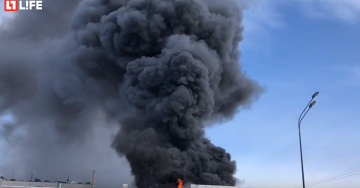 INCENDIU DE AMPLOARE la o reprezentanţă auto din Sankt Petersburg. Peste 100 de oameni au fost evacuați (LIVE VIDEO)