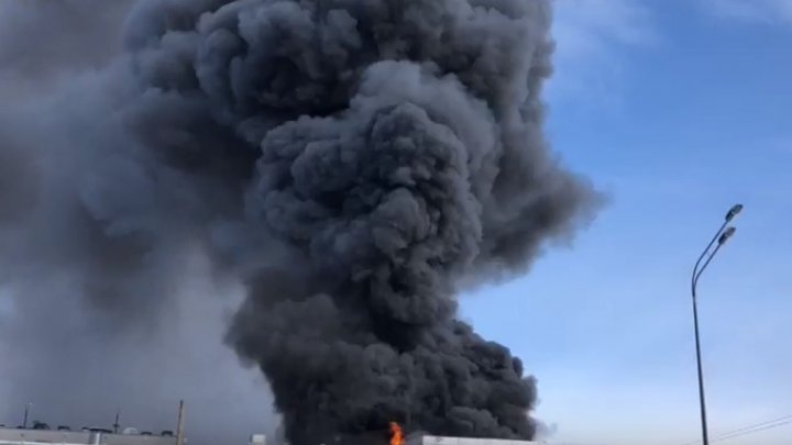 INCENDIU DE AMPLOARE la o reprezentanţă auto din Sankt Petersburg. Peste 100 de oameni au fost evacuați (LIVE VIDEO)