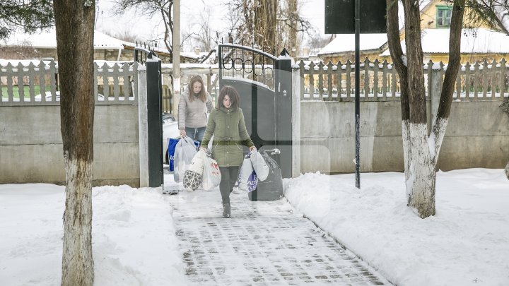 Donaţii pentru persoanele fără adăpost! Un grup de tineri au colectat haine şi încălţăminte pentru oamenii străzii