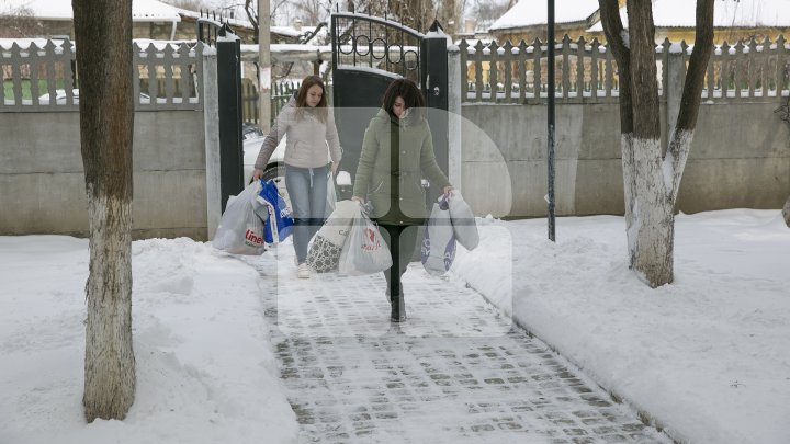 Donaţii pentru persoanele fără adăpost! Un grup de tineri au colectat haine şi încălţăminte pentru oamenii străzii