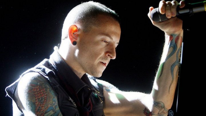 Mesaj emoționat postat pe Facebook de văduva lui Chester Bennington. Solistul Linkin Park ar fi implinit azi 42 de ani