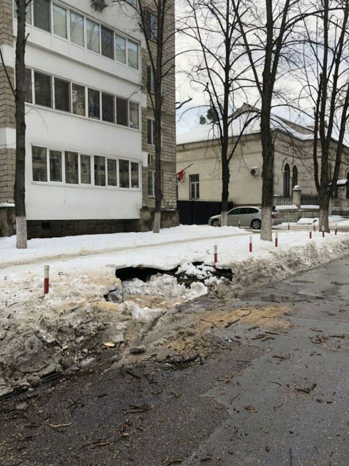 S-a surpat pământul în centrul Capitalei. Un CRATER URIAŞ s-a format vis-a-vis de sediul PL (FOTO) 