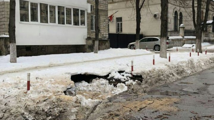 S-a surpat pământul în centrul Capitalei. Un CRATER URIAŞ s-a format vis-a-vis de sediul PL (FOTO) 