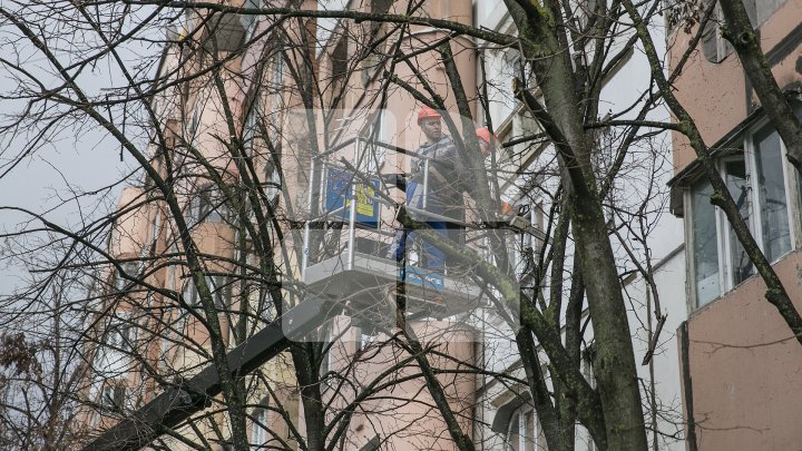 Lucrările de salubrizare în Capitală sunt în toi. Curăţenia generală a început din sectorul Ciocana (FOTOREPORT)