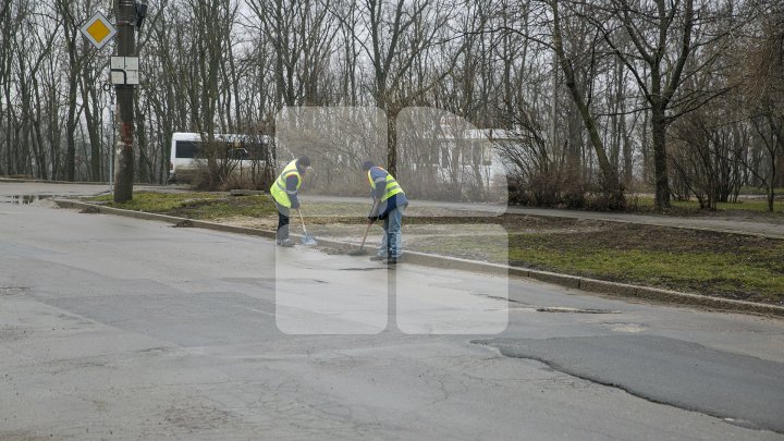 Lucrările de salubrizare în Capitală sunt în toi. Curăţenia generală a început din sectorul Ciocana (FOTOREPORT)