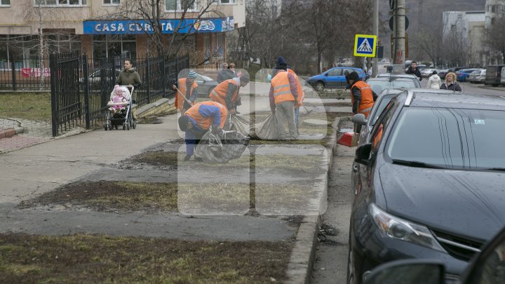 Lucrările de salubrizare în Capitală sunt în toi. Curăţenia generală a început din sectorul Ciocana (FOTOREPORT)