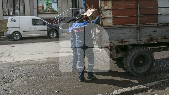 Lucrările de salubrizare în Capitală sunt în toi. Curăţenia generală a început din sectorul Ciocana (FOTOREPORT)