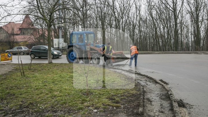 Marea Curățenie de primăvară din Capitală. Angajații Spații Verzi și locuitorii fac curat în toate parcurile și străzile