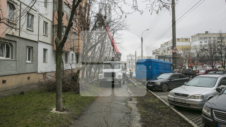 Lucrările de salubrizare în Capitală sunt în toi. Curăţenia generală a început din sectorul Ciocana (FOTOREPORT)