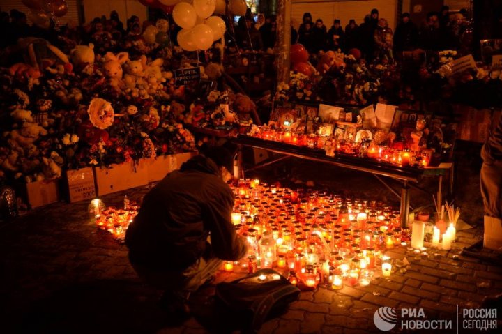 Kemerovo, ÎN DOLIU. Flori şi lacrimi pentru cei arşi de vii (IMAGINI CARE FAC ÎNCONJURUL LUMII)