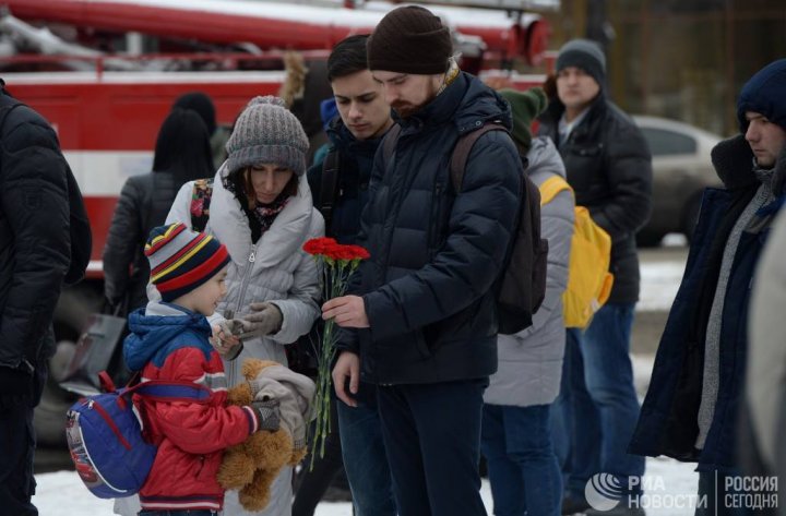 Kemerovo, ÎN DOLIU. Flori şi lacrimi pentru cei arşi de vii (IMAGINI CARE FAC ÎNCONJURUL LUMII)