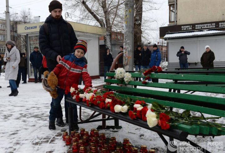 Kemerovo, ÎN DOLIU. Flori şi lacrimi pentru cei arşi de vii (IMAGINI CARE FAC ÎNCONJURUL LUMII)