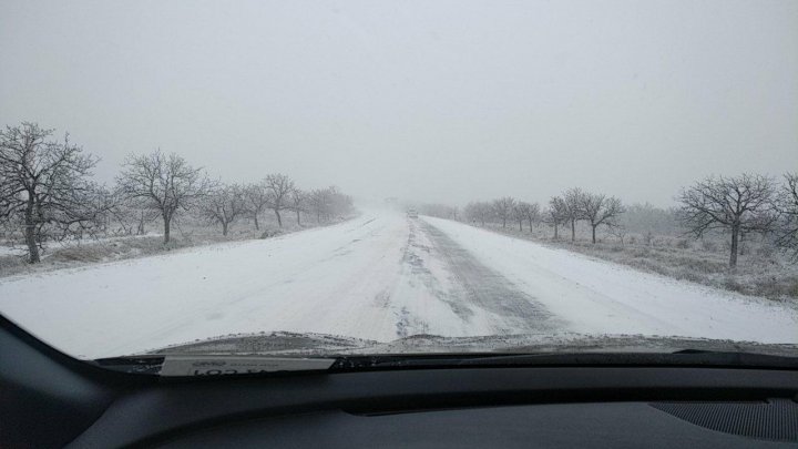 NINGE ÎN TOATĂ MOLDOVA! Cum se circulă la această oră pe drumurile din țară (FOTO) 