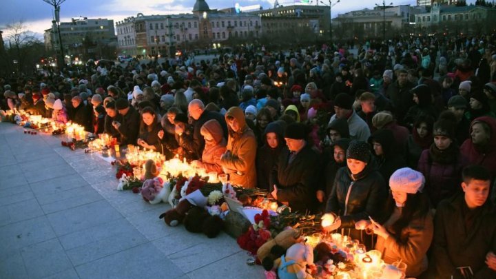 Kemerovo, ÎN DOLIU. Flori şi lacrimi pentru cei arşi de vii (IMAGINI CARE FAC ÎNCONJURUL LUMII)