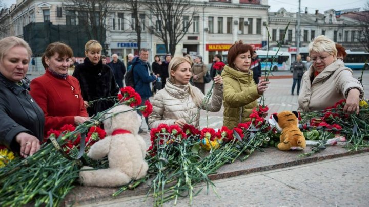 Kemerovo, ÎN DOLIU. Flori şi lacrimi pentru cei arşi de vii (IMAGINI CARE FAC ÎNCONJURUL LUMII)