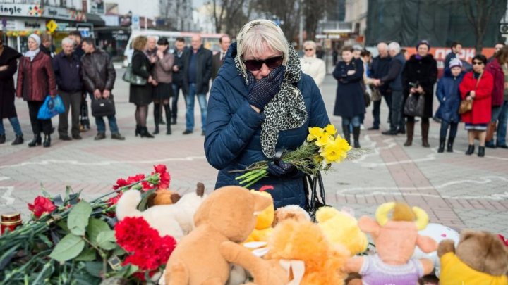 Kemerovo, ÎN DOLIU. Flori şi lacrimi pentru cei arşi de vii (IMAGINI CARE FAC ÎNCONJURUL LUMII)