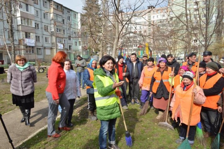 Reacţia locuitorilor când au văzut că în Chişinău se face curăţenie generală 