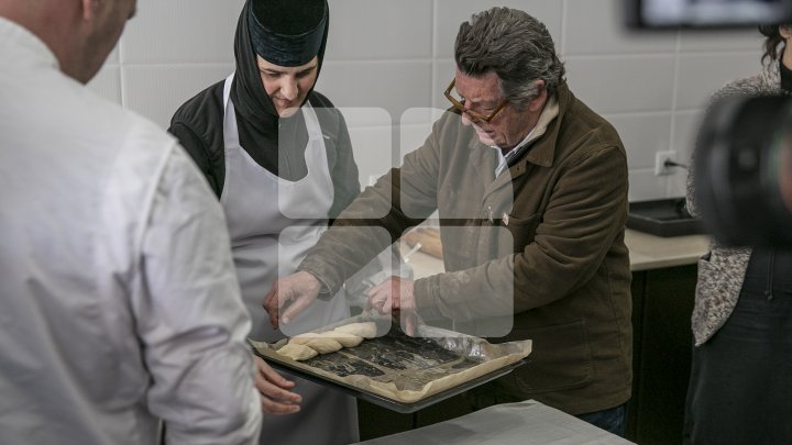 "O experiență unică!" Trei bucătari francezi au pregătit plăcinte la Mănăstirea Frumoasa din Călărași, fiind ajutaţi de măicuțe (FOTO)