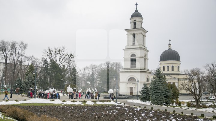 Solidari cu poporul rus! Zeci de oameni au comemorat victimele tragediei din Kemerov