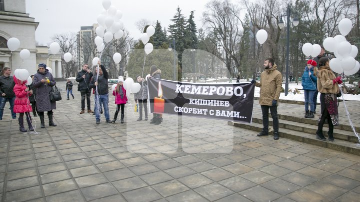 Solidari cu poporul rus! Zeci de oameni au comemorat victimele tragediei din Kemerov