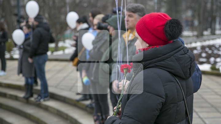 Solidari cu poporul rus! Zeci de oameni au comemorat victimele tragediei din Kemerov