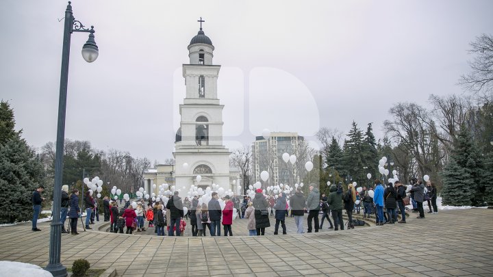 Solidari cu poporul rus! Zeci de oameni au comemorat victimele tragediei din Kemerov