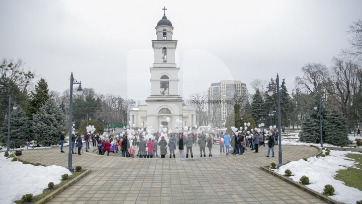 Solidari cu poporul rus! Zeci de oameni au comemorat victimele tragediei din Kemerov