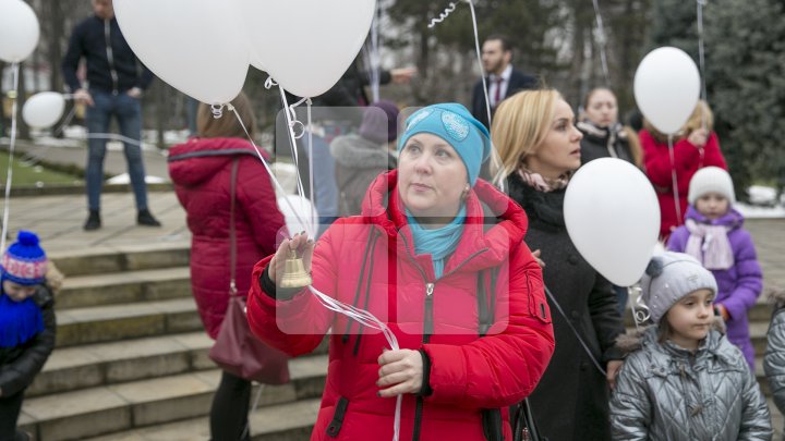 Solidari cu poporul rus! Zeci de oameni au comemorat victimele tragediei din Kemerov