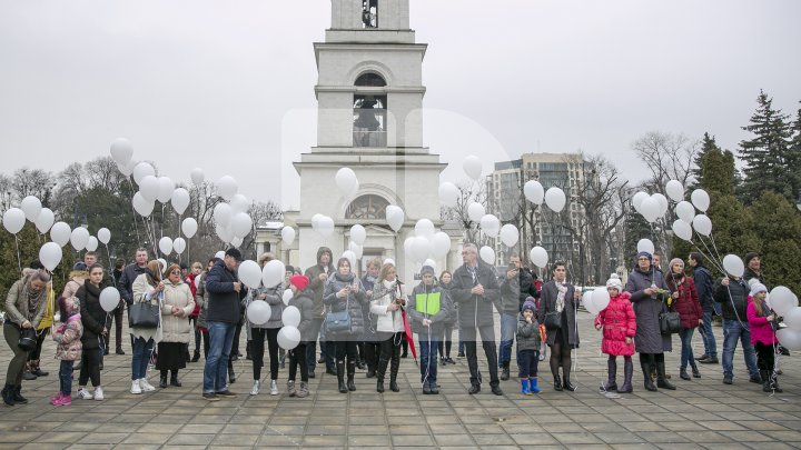 Solidari cu poporul rus! Zeci de oameni au comemorat victimele tragediei din Kemerov