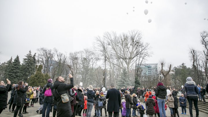 Solidari cu poporul rus! Zeci de oameni au comemorat victimele tragediei din Kemerov