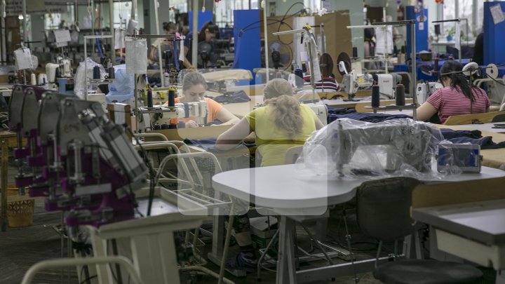 Chiril Gaburici, în vizită la fabrica Ionel! Oficialul a felicitat angajatele cu ocazia Zilei Femeii şi le-a oferit flori