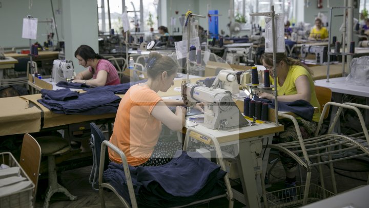 Chiril Gaburici, în vizită la fabrica Ionel! Oficialul a felicitat angajatele cu ocazia Zilei Femeii şi le-a oferit flori