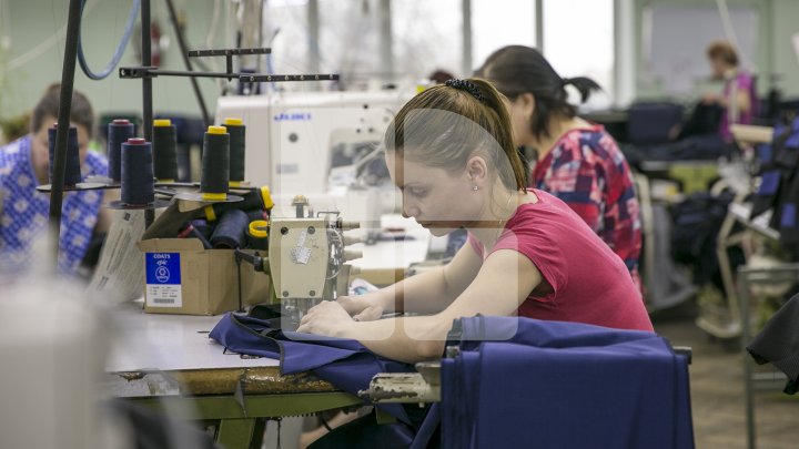 Chiril Gaburici, în vizită la fabrica Ionel! Oficialul a felicitat angajatele cu ocazia Zilei Femeii şi le-a oferit flori