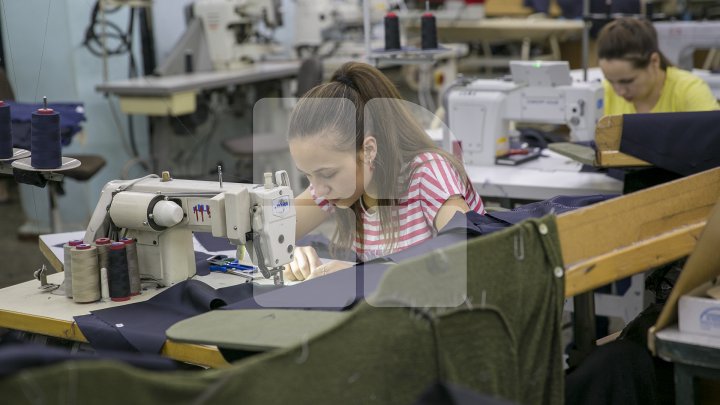 Chiril Gaburici, în vizită la fabrica Ionel! Oficialul a felicitat angajatele cu ocazia Zilei Femeii şi le-a oferit flori