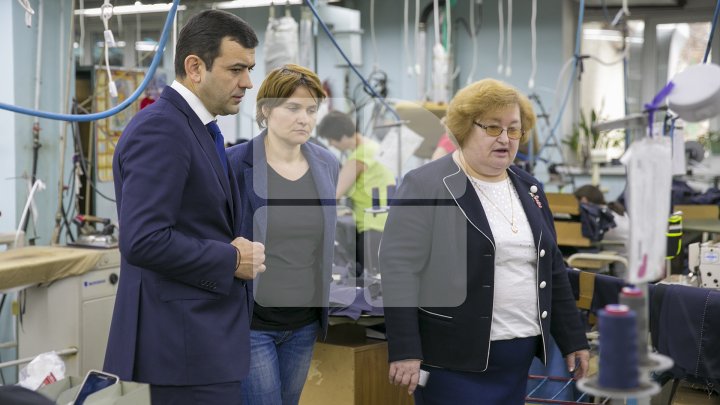 Chiril Gaburici, în vizită la fabrica Ionel! Oficialul a felicitat angajatele cu ocazia Zilei Femeii şi le-a oferit flori