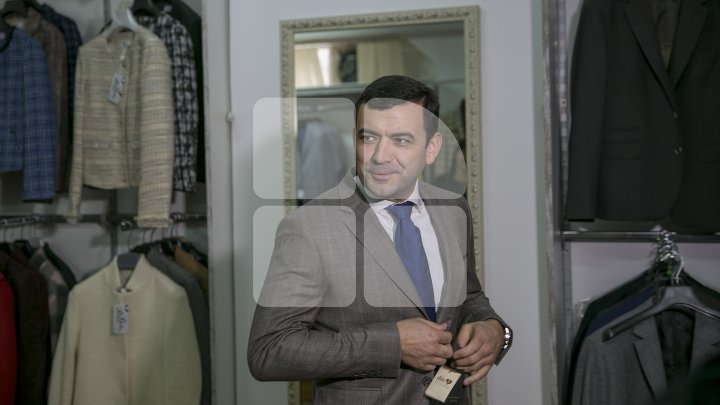 Chiril Gaburici, în vizită la fabrica Ionel! Oficialul a felicitat angajatele cu ocazia Zilei Femeii şi le-a oferit flori