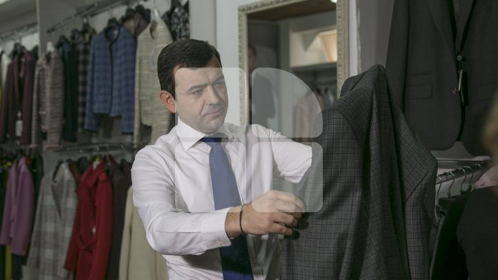 Chiril Gaburici, în vizită la fabrica Ionel! Oficialul a felicitat angajatele cu ocazia Zilei Femeii şi le-a oferit flori