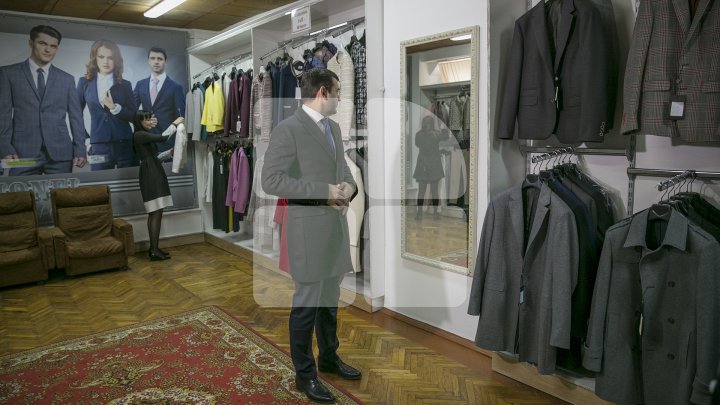 Chiril Gaburici, în vizită la fabrica Ionel! Oficialul a felicitat angajatele cu ocazia Zilei Femeii şi le-a oferit flori