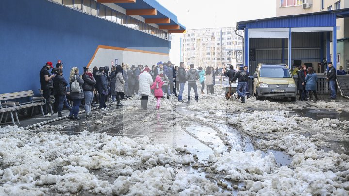 ALERTĂ DE INCENDIU la un centru comercial din Capitală. Reacţia vizitatorilor (VIDEO)